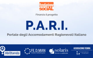 Foto blu chiaro sopra e blu scuro in basso con i loghi dell'ente finanziatore, del capofila del progetto e dei partner.