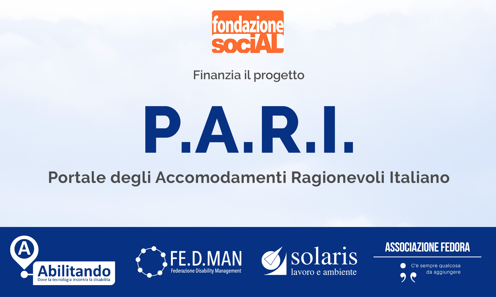 Foto blu chiaro sopra e blu scuro in basso con i loghi dell'ente finanziatore, del capofila del progetto e dei partner.